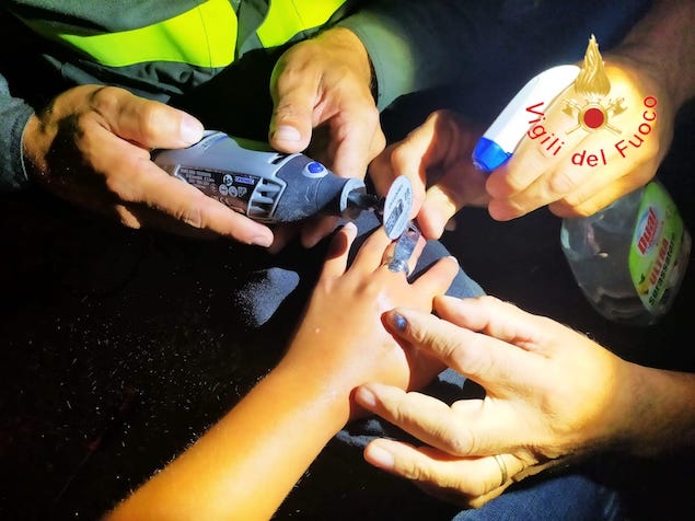Lamezia. Anello dito troppo stretto, intervento dei vigili del fuoco