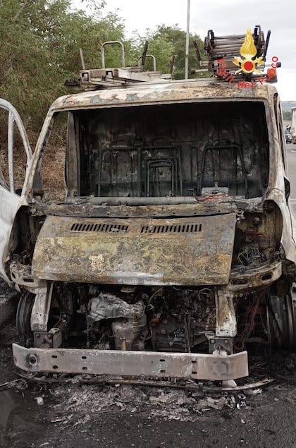 Lamezia. Incendio autofurgone sulla SS280, nessun ferito